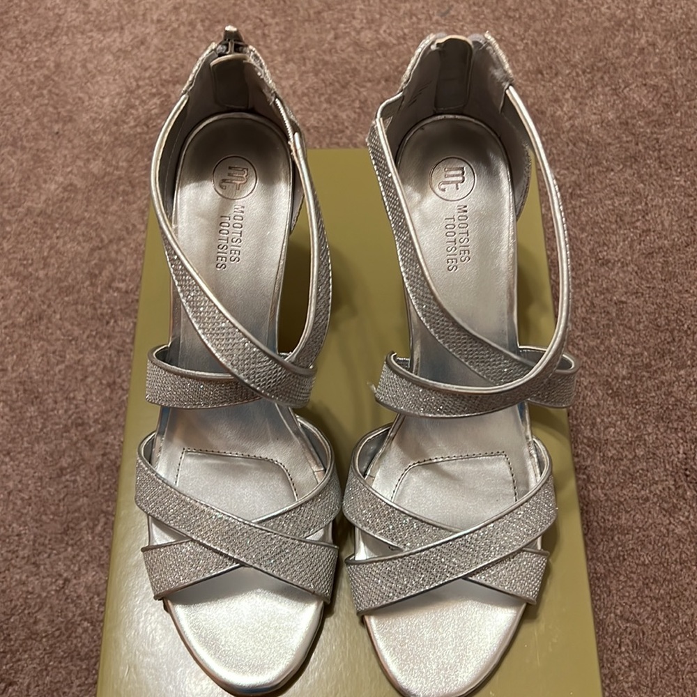 Mootsie Tootsies Silver Sandals with Heel, Size 8.5